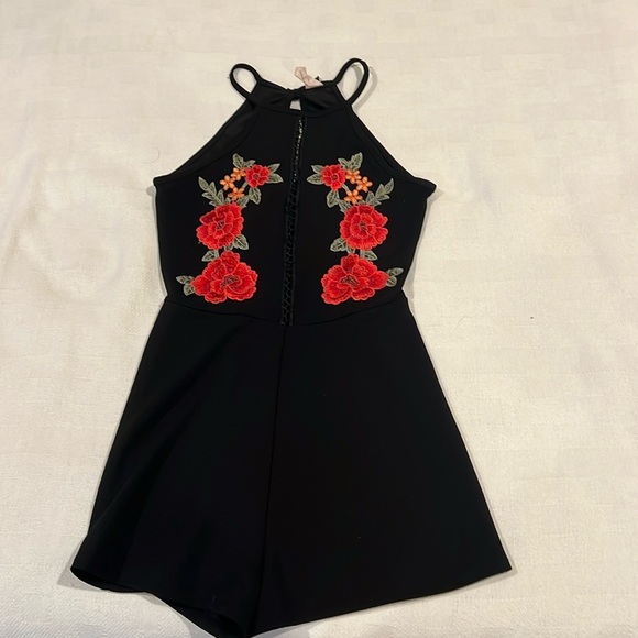 Windsor Other - Adorable romper blk/red